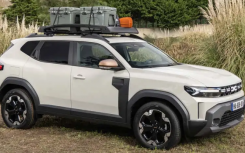 2024 年 Dacia Duster 配备混合动力