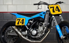 定制 KTM 450 SX-F Flat Tracker 是一款专门打造的竞赛自行车