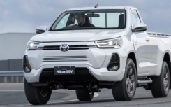 电动丰田 HiLux 正在接受生产调查 预计将推出更多混合动力车