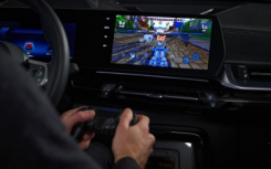 BMW 的 iDrive 9 让您可以使用 PlayStation 控制器玩视频游戏