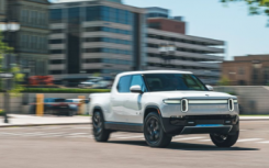 Rivian R1T 和 R1S 配备更小的标准电池 起价 7.2 万美元