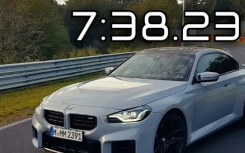 观看 BMW M2 在 7 分 38.23 秒内绕纽博格林北环赛道