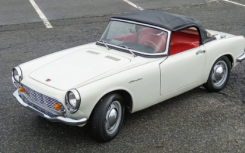 1966 年本田 S600 Roadster 带拖车是本田首款车型之一