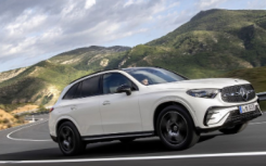 2025 年梅赛德斯-奔驰 GLC350e 插电式混合动力车的续航里程约为 70 英里