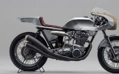 Rafale 是一款具有 Bonneville 框架和 Trident 动力的 Sublime Triumph Cafe Racer