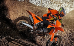 KTM 对 2025 款 SX 和 SX-F 越野摩托车之王进行了轻微改造