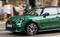 2025 款 Mini Cooper S JCW 是一款汽油动力双门轿车的性感装扮